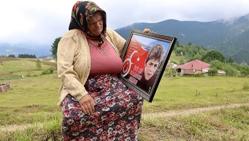 DEM Parti'den Annesine Bayram Ziyareti: Eren Bülbül'ün Hatırası Yaşatıldı