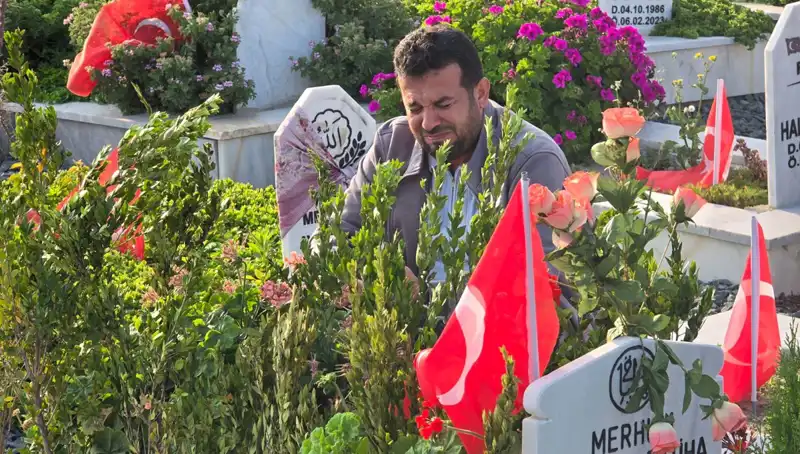 Deprem Şehitliği: Zor Bir Bayramın Ardında Duygusal Anlar