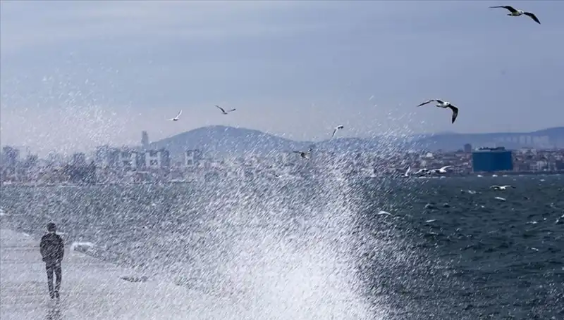 Marmara ve Ege'de Kuvvetli Rüzgar Alarmı: Yetkililer Uyardı!
