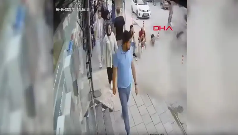 TIR Pastiği Patladı, Caddeyi Sarsan Anlar Herkesi Korkuttu!
