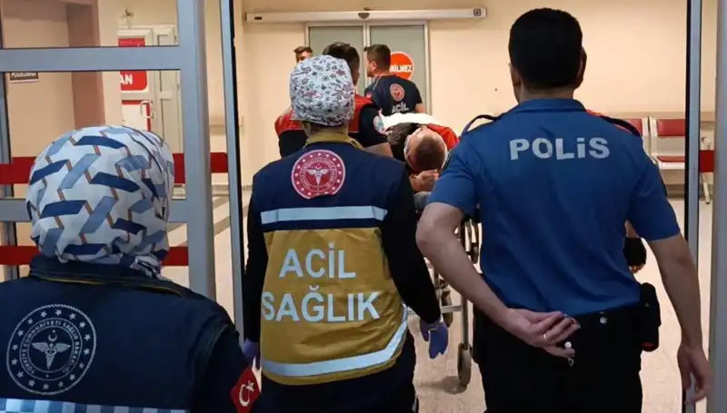 İki Yaralı: Polis Ekiplerinin Kaza Anı Güvenlik Kameralarına Yansıdı