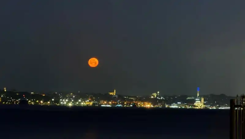 İstanbul'da Çilek Dolunayı Görsel Bir Şölen Sunuyor