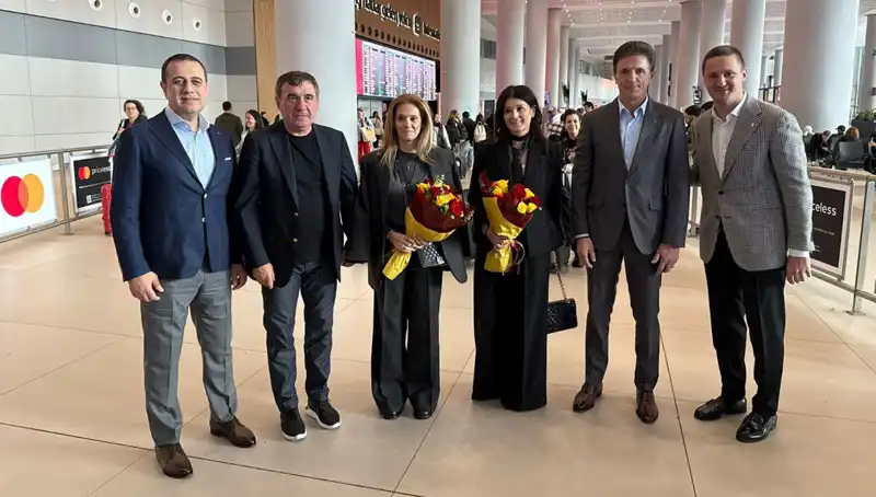 Hagi ve Popescu, İstanbul’da Türk Futbolunu Yeniden Canlandırmak İçin Buluştu