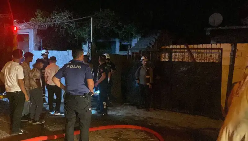 Ailesinin Evini Yakan Genç, Linçten Polisin Müdahalesiyle Kurtuldu