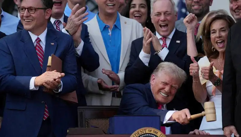 Trump'tan "Büyük, Güzel Yasa Tasarısı": Değişim Rüzgarları Estiriyor!