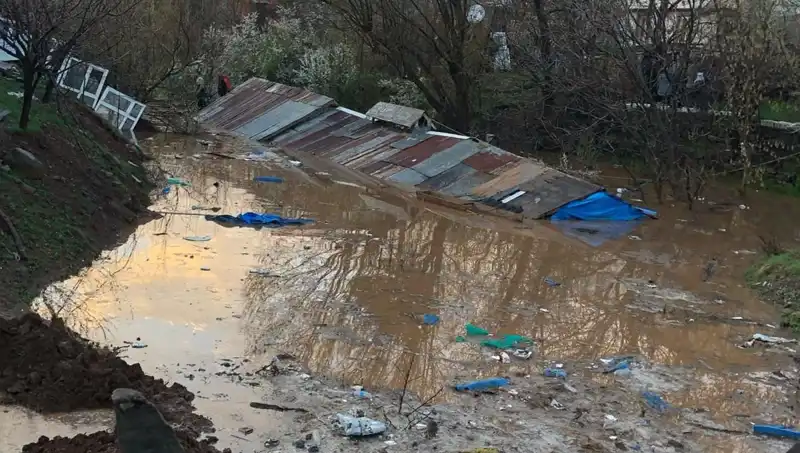 Bingöl’de Sağanak Yağış, Ahırlarda Büyük Hasara Neden Oldu