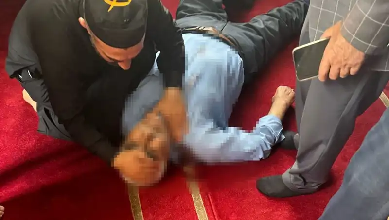 Camide Namaz Kılarken Bıçaklı Saldırı: Güvenlik Açığı mı?