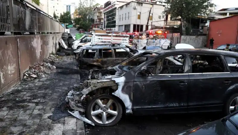 Sanayide Yangın: Tamir Bekleyen Araçlar Alev Alev!