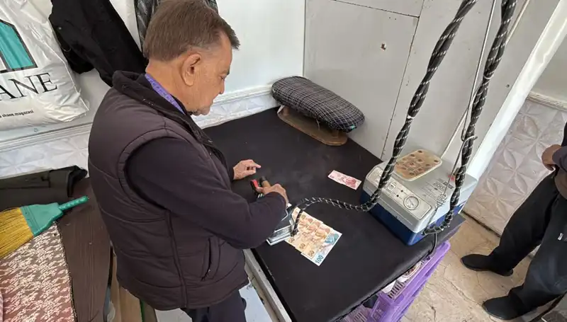 47 Yıllık Terzi Ahmet'in Şaşırtan Yöntemi: Paraları Ütüyor!