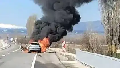 Kütahya'da Seyir Halindeki Otomobil Yangını: Araç Küller Haline Geldi