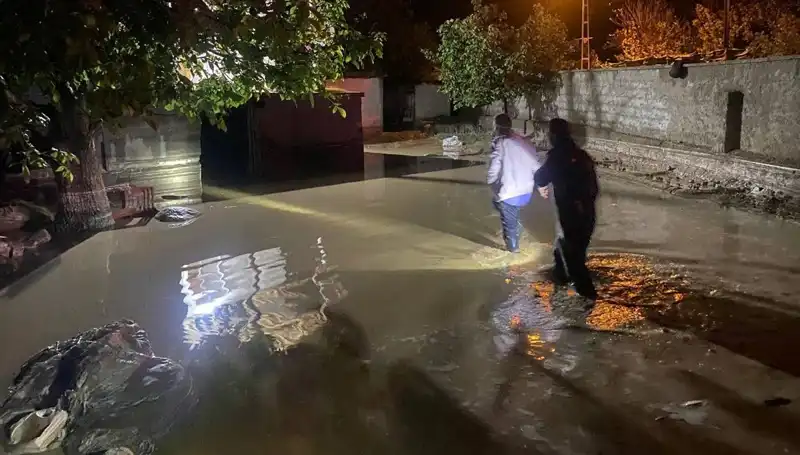 20 Dakikalık Yağışın Ardından Gelen Sel Felaketi: 1 Ev Çökerken 3 Ev Boşaltıldı