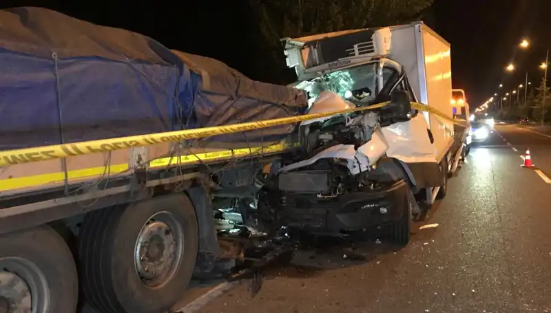 Park Halindeki Tıra Çarpan Kamyonet: Trajik Kaza 1 Can Aldı