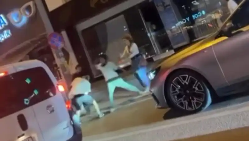 Cadde Boks Ringine Dönüştü! Şehirdeki Heyecan Dolu Mücadele Anları