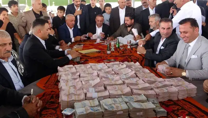 Aşiret Düğününde Görkemli Takı Töreni: Gelin 1,5 Kilo Altın, Damat 7,5 Milyon TL Aldı!