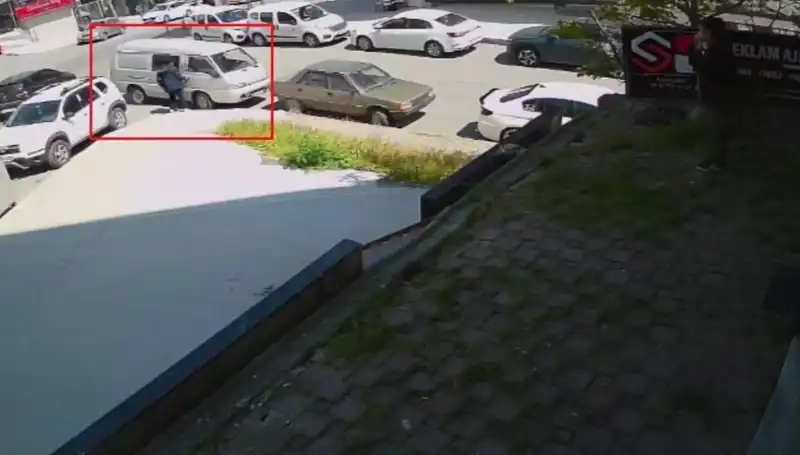 Aracını Çalmak İsteyen Hırsızı Suçüstü Yakalayan Kahraman!