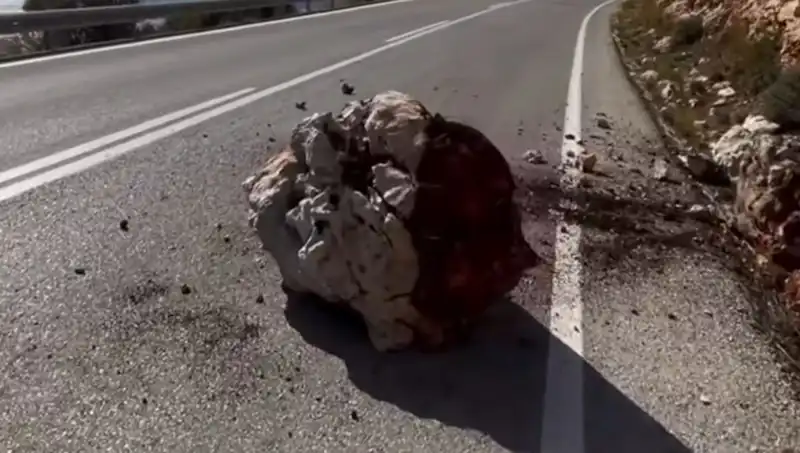 Kaş'ta Yağış Sonrası Yamaçtan Kayalar Düştü: Etrafta Korku Dolu Anlar