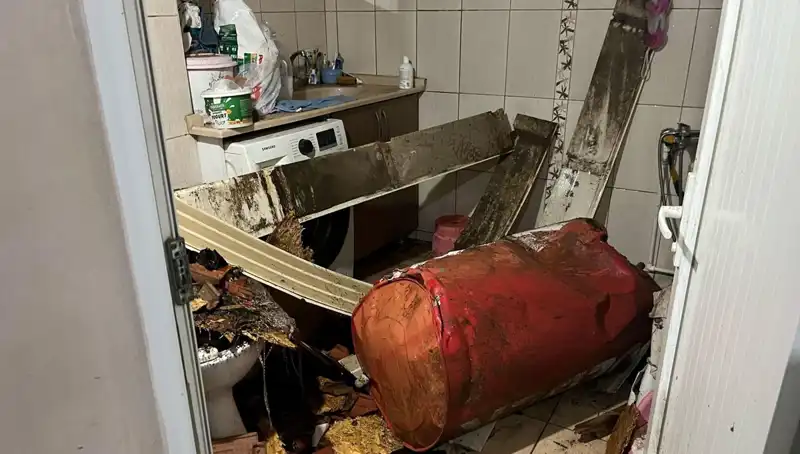 Ege'nin Fırtınası: Ağaçlar Devrildi, Cadde ve Sokaklar Beyaza Büründü