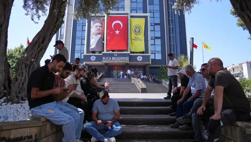 Ücretlerini Alamayan İşçilerden Duyarlı Eylem: Oturma Eylemi Yapıldı