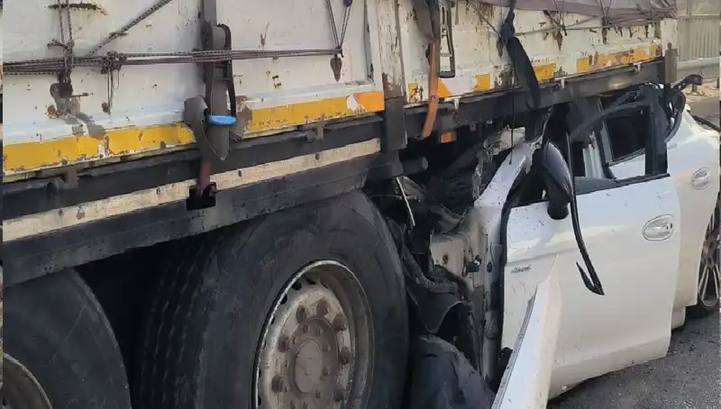 TIR’a Arkadan Ok Gibi Saplanan Trafik Kazası Ulaşımına Set Çekti