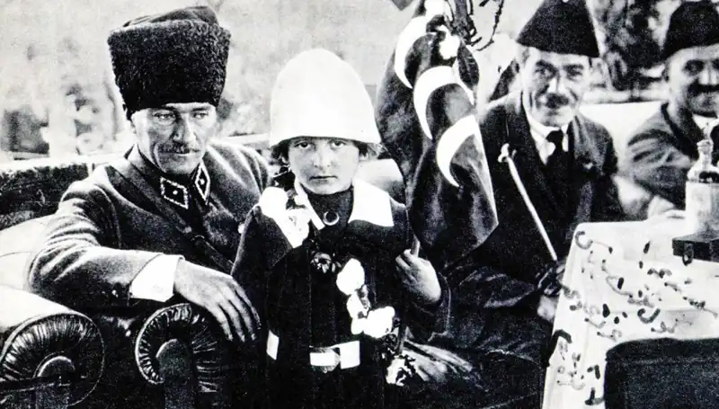 Unutulmaz Fotoğrafın Hikayesi: Şapkanın Altında Doğan Bayram