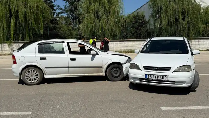 İki Otomobil Çarpıştı: Kaza Sonucu İki Kişi Yaralandı