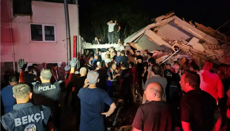 Balıkesir Sındırgı'da 6,1 Büyüklüğünde Deprem: Can kaybı ve Yaralılar Var