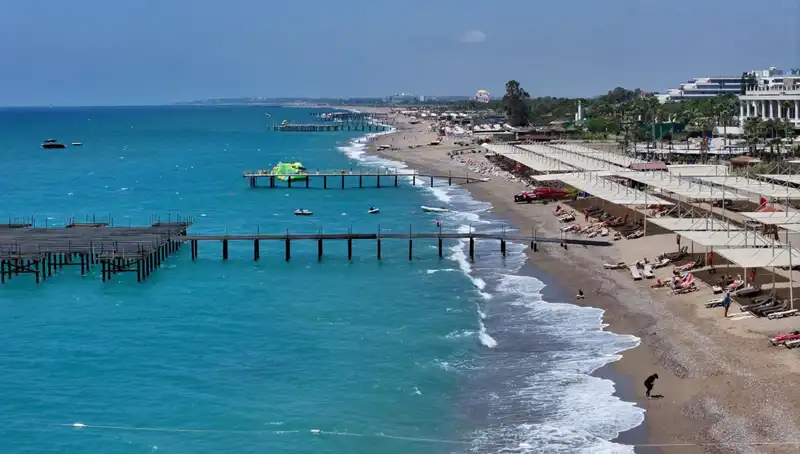 Antalya Sahillerinde Güneşli Hava: Yerli ve Yabancı Tatilciler Akın Ediyor