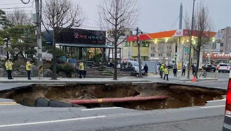 Güney Kore'de Şaşkınlık Yaratan Olay: Motosiklet Dev Çukura Girdi!