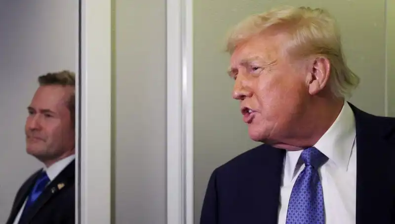 Trump, Mike Waltz'u Görevden Alırken Planları Yanlışlıkla Sızdırdı!