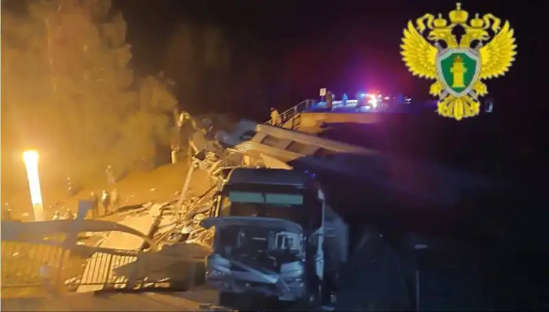 Rusya'da Köprü Çöktü ve Tren Raydan Çıktı: 7 Kişinin Hayatı Kayıp