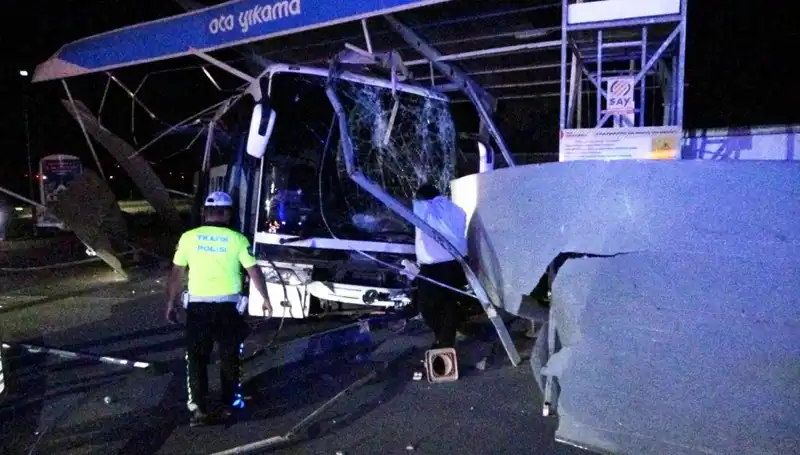 Otobüs Oto Yıkamaya Daldı: 8 Kişi Yaralandı, Olayın Perde Arkası