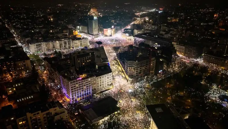 Sırbistan'da Öğrenci İsyanı: Belgrad Sokaklarında Tarihi Protesto Gerçekleşti