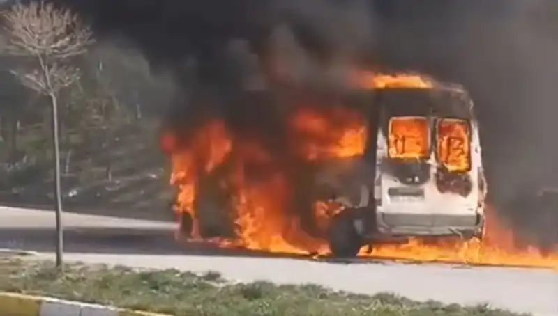 Havalimanı Personel Servisi Yangınla Korkuttu: Olay Yerinde Neler Yaşandı?