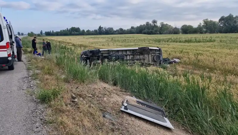 Düğünden Dönüş Yolu Korku Dolu: Minibüs Devrildi, Yaralılar Hastaneye Kaldırıldı