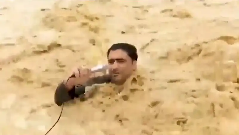Yayın sırasında sel sularına kapılan televizyon kanalından şok edici görüntüler