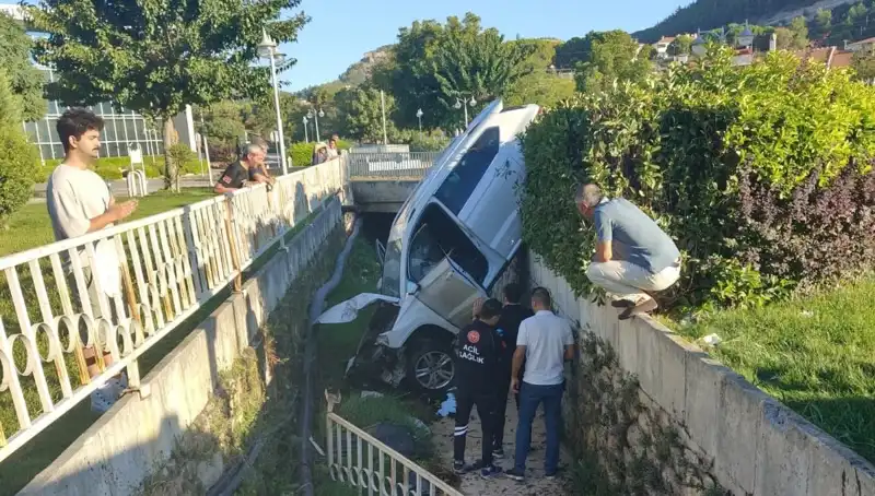 Muğla'da Direksiyon Hamlesi Facia Getirdi: Kaza Anı İki Aracın Çarpışmasıyla Sonuçlandı