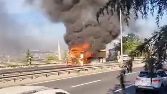 D-100 Karayolu’nda TIR Yangını: Trafik Tamamen Kilitlendi