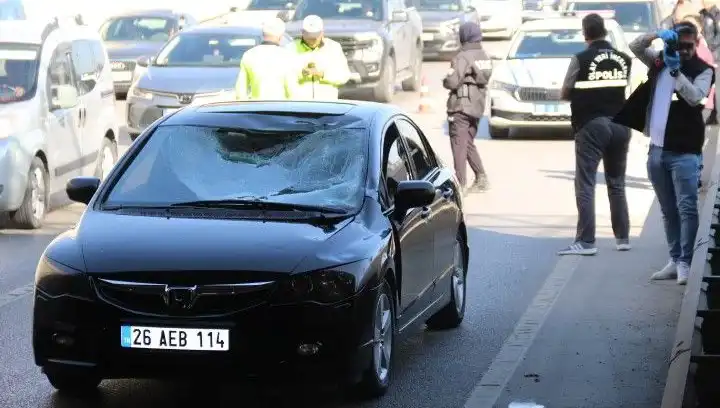 Polisi görünce köprüden atlayan sürücü, ilginç bir kazaya yol açtı!