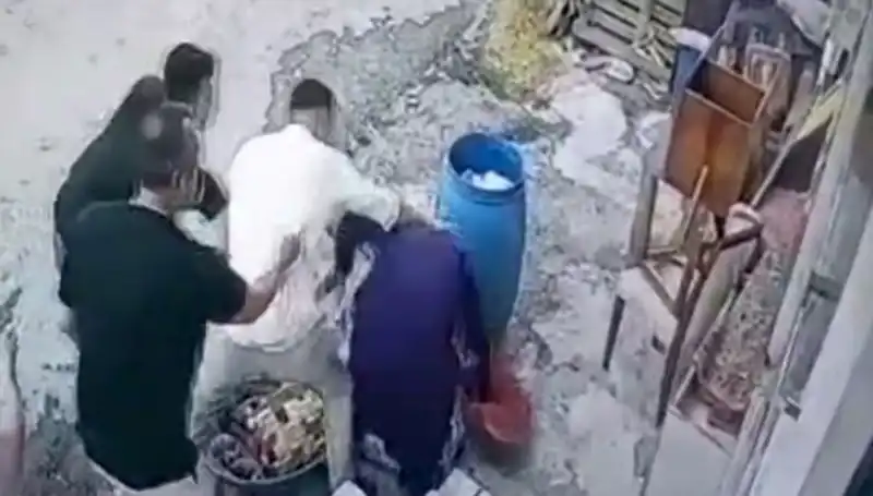 Başakşehir'de Bidon Tartışması Büyüdü: Baba-Oğul Kadını Darbetti!