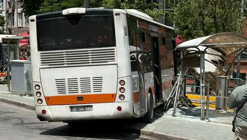 Belediye Otobüsü Tramvay Durağına Daldı: Olayın Ardındaki Gerçekler