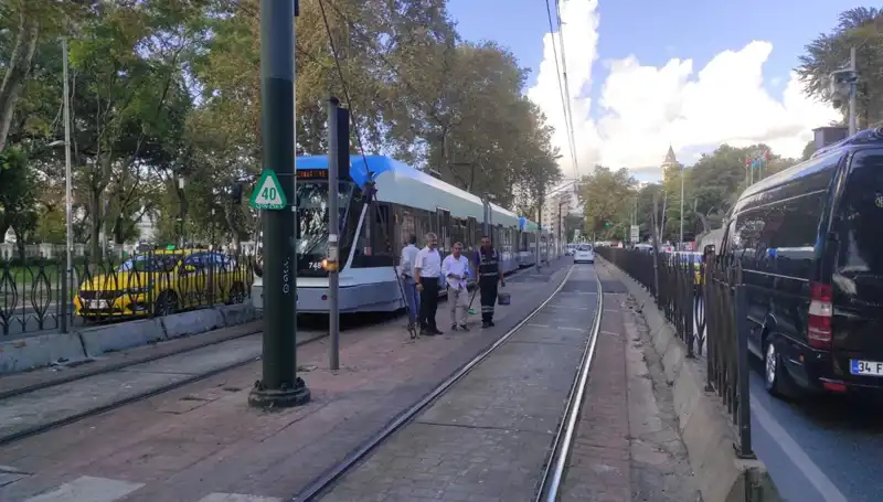 Beyoğlu'nda Tramvay Kazası: Yayaya Çarpma Anı ve Sonrası