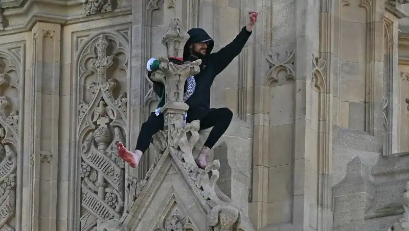Londra’da Filistin Bayrağı ile Big Ben’e Tırmanış: Protesto Olayı