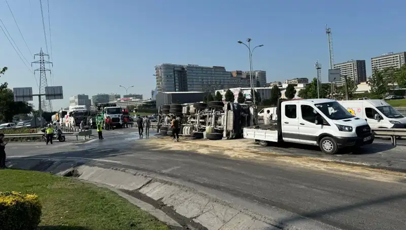 D-100 Yan Yolda Beton Mikseri Devrildi: Büyük Paniğe Neden Oldu