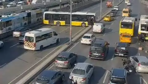Trafik Canavarı: İETT Otobüsü İki Araca Çarptı, Şehir Kilitlendi!