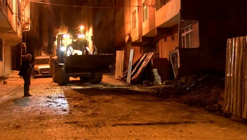 Bağcılar’da Yaşanan Tehlikeli Eğilme: Yana Yana Duran Bina Boşaltıldı!