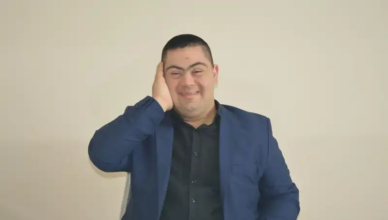 Down Sendromlu 24 Yaşındaki Erdinç’in Hayali: Müzik Tutkusu İle Hayatı Renklendiriyor