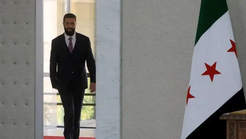 Paris'te Şara-Macron Zirvesi: Fransa, Suriye'nin Yeniden İnşasına Destek Duyurdu