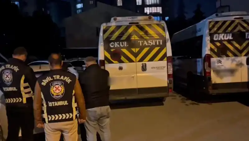 Sürücülerin Davranışı Sosyal Medyayı Salladı: 2 Servis Şoförü Yakalandı