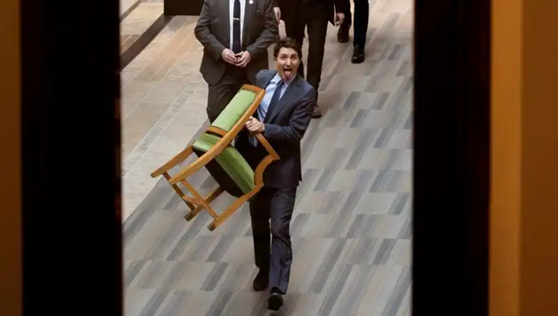 Trudeau, Sandalyeyi Alıp Giderken Halktan Son Çaldı mı?