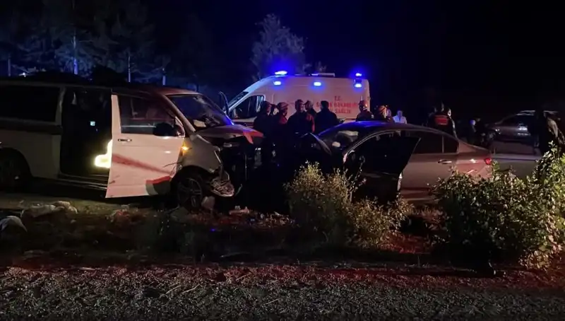 Ters Yön Kaza Faciası: Kafa Kafaya Çarpışma Can Aldı, Yaralılar Var!
